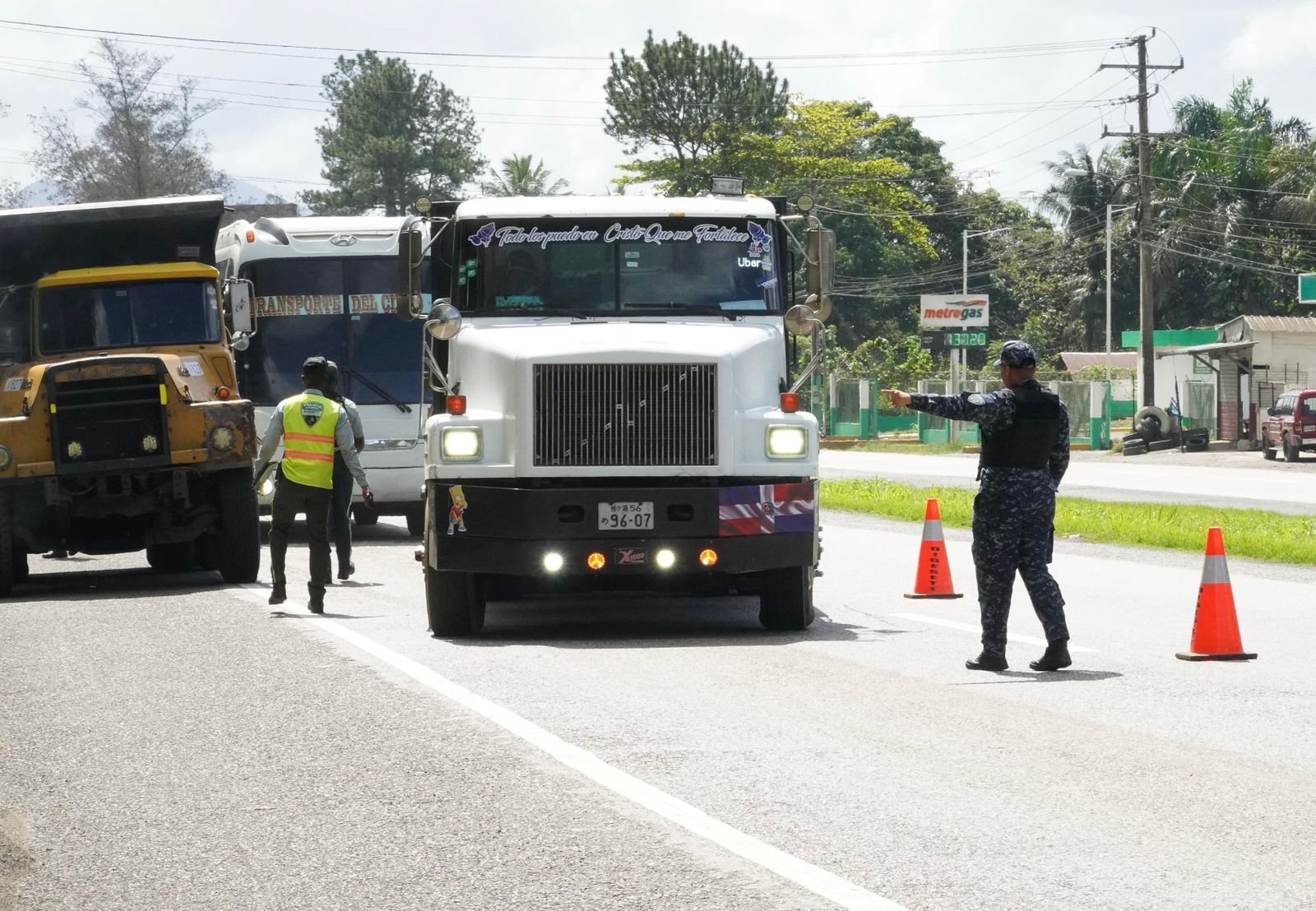 DIGESETT refuerza controles preventivos y retiene vehículos pesados en condiciones de riesgo en la autopista Duarte