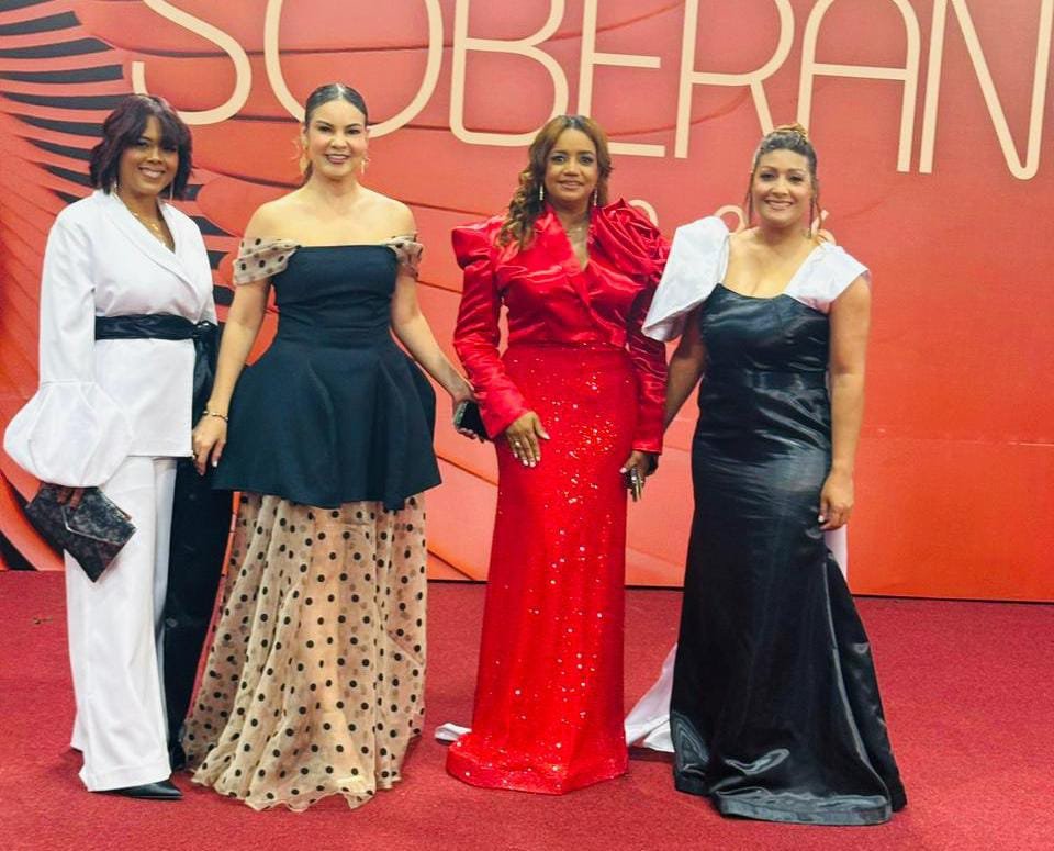 Carolina Almonte deja su sello en los Premios Soberano con propuestas que fusionan alta costura y moda consciente