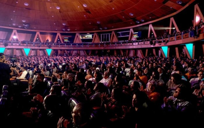 Más de 1,000 personas se unen en devocional musical interreligioso de Pascua organizado por La Iglesia de Jesucristo