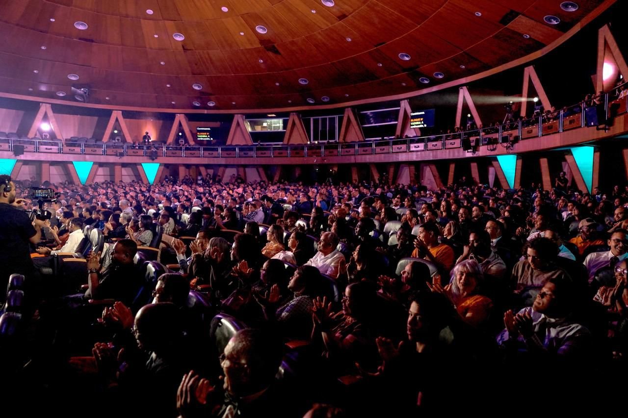 Más de 1,000 personas se unen en devocional musical interreligioso de Pascua organizado por La Iglesia de Jesucristo