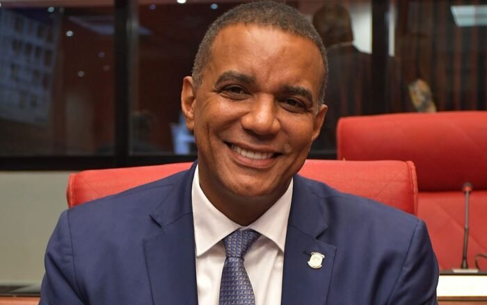 Senador Carlos Gómez y el ITLA anuncian 100 becas tecnológicas para jóvenes de la provincia Espaillat