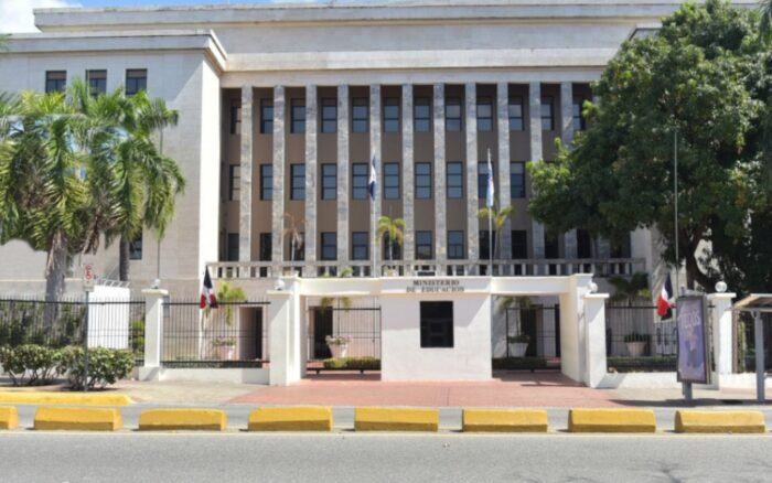 Ministerio de Educación reanuda clases mañana viernes tras suspensión preventiva por lluvias en varias provincias