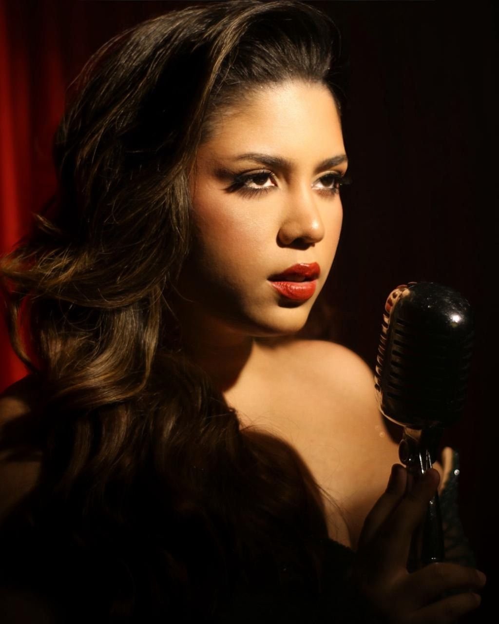 Layza Moory debuta con “Agonía”, una propuesta íntima y visceral de su autoría