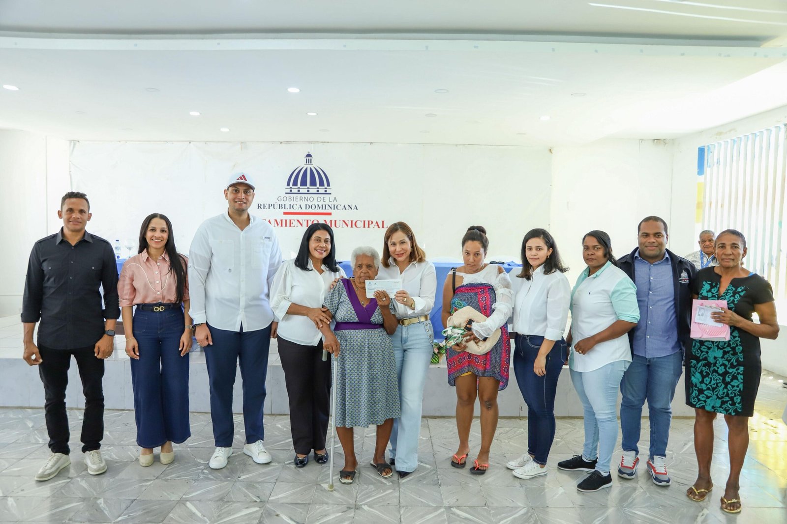 Dirección de Desarrollo Social Supérate entrega Bono Emergencia a familias afectadas por lluvias en María Trinidad Sánchez