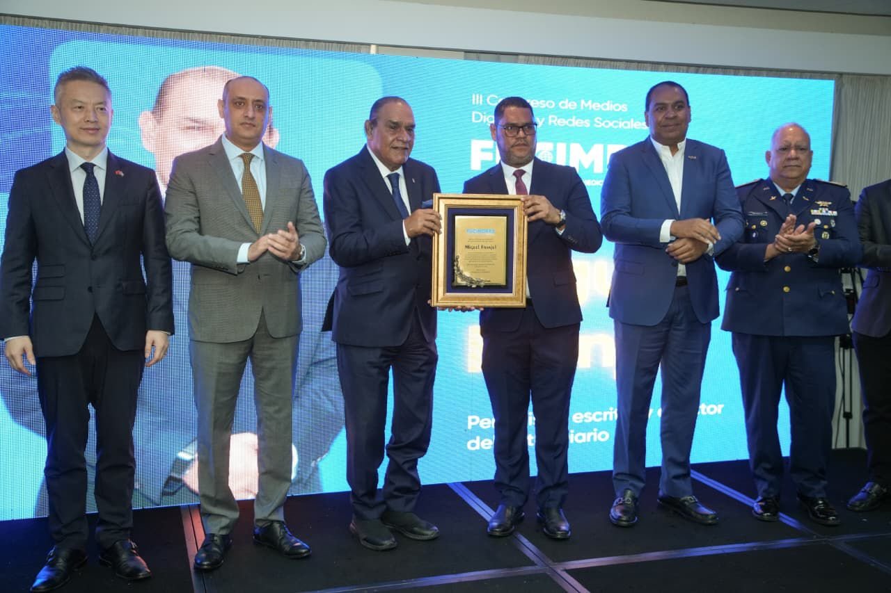 FUCIMDRES reconoce trayectoria del periodista Miguel Franjul en su III Congreso de Medios Digitales