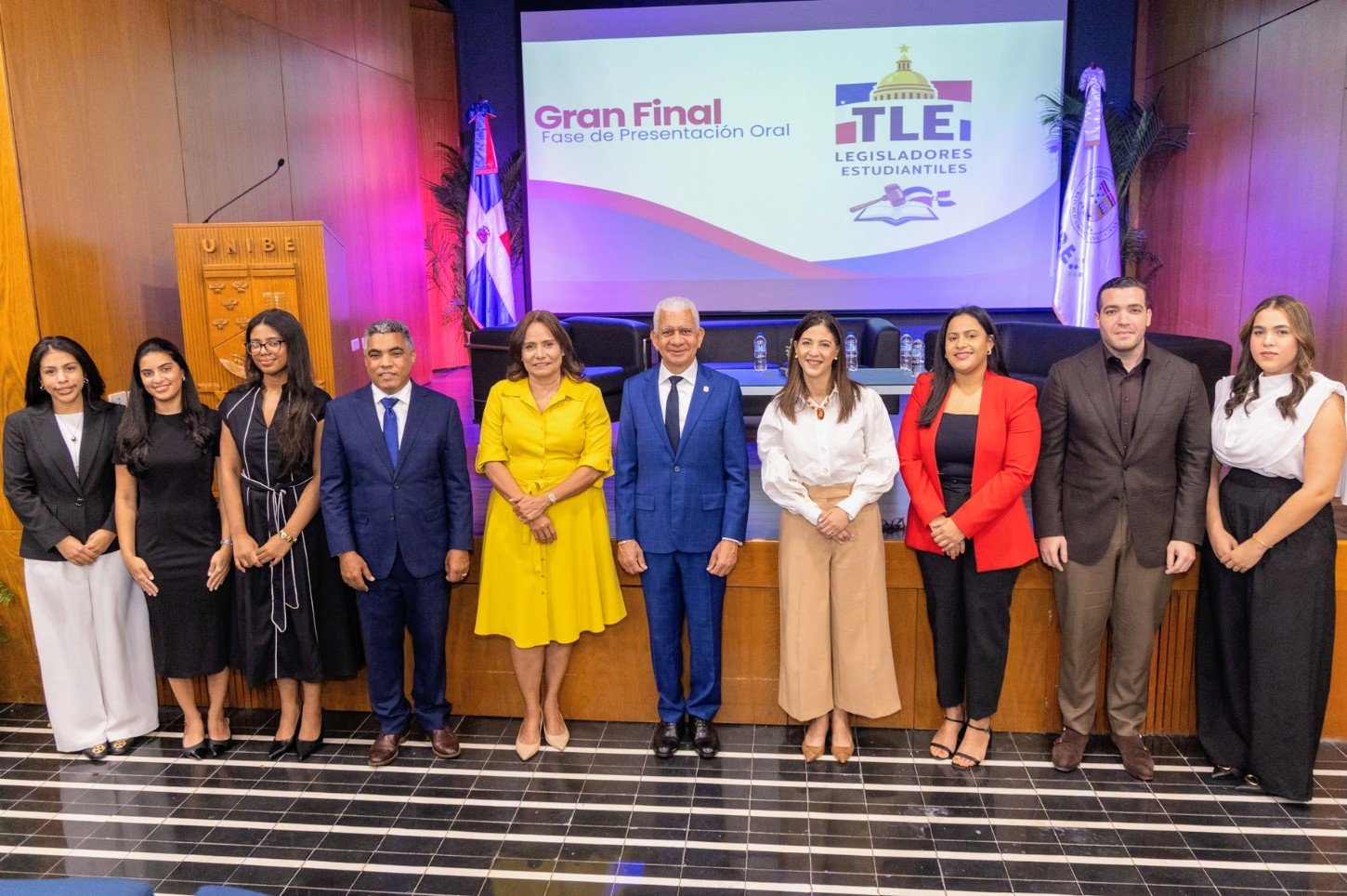 Vinicio Aquino encabeza mesa de honor junto a presidente del Senado y altas autoridades en el 1er Concurso de Legisladores Estudiantiles