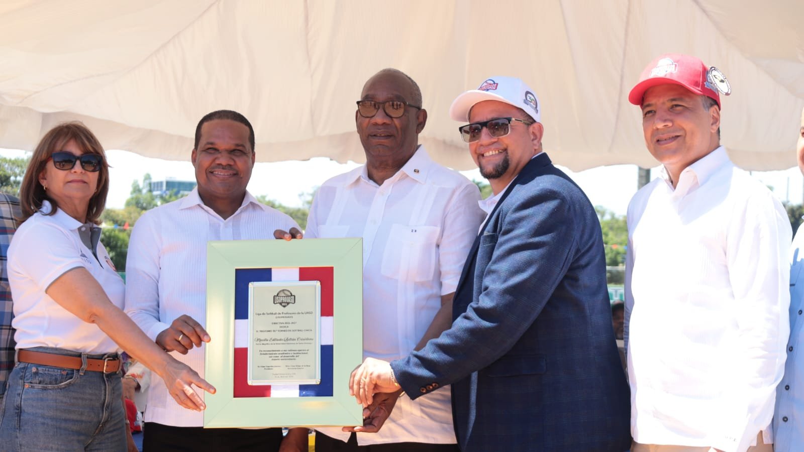 Liga de Softbol de Profesores de la UASD inaugura torneo y reconoce a Editrudis Beltrán por su impulso al deporte universitario