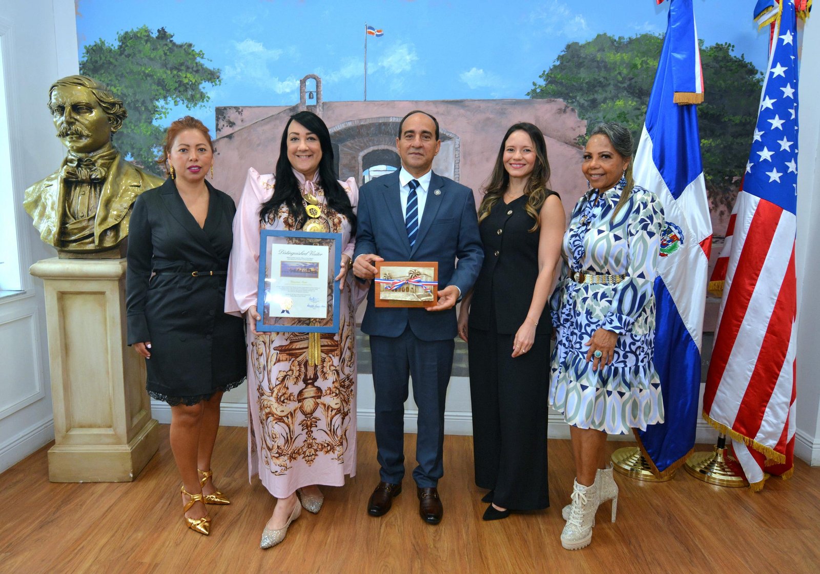 Alcaldía de Miami-Dade y Consulado dominicano en Miami reconocen trayectoria de Giannina Azar