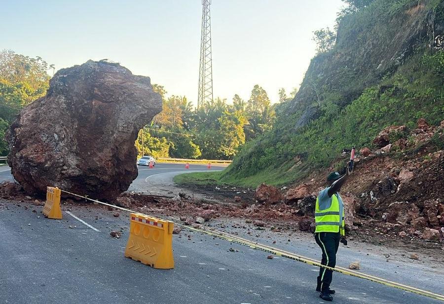 DIGESETT informa sobre desprendimiento de roca en la Autopista del Nordeste