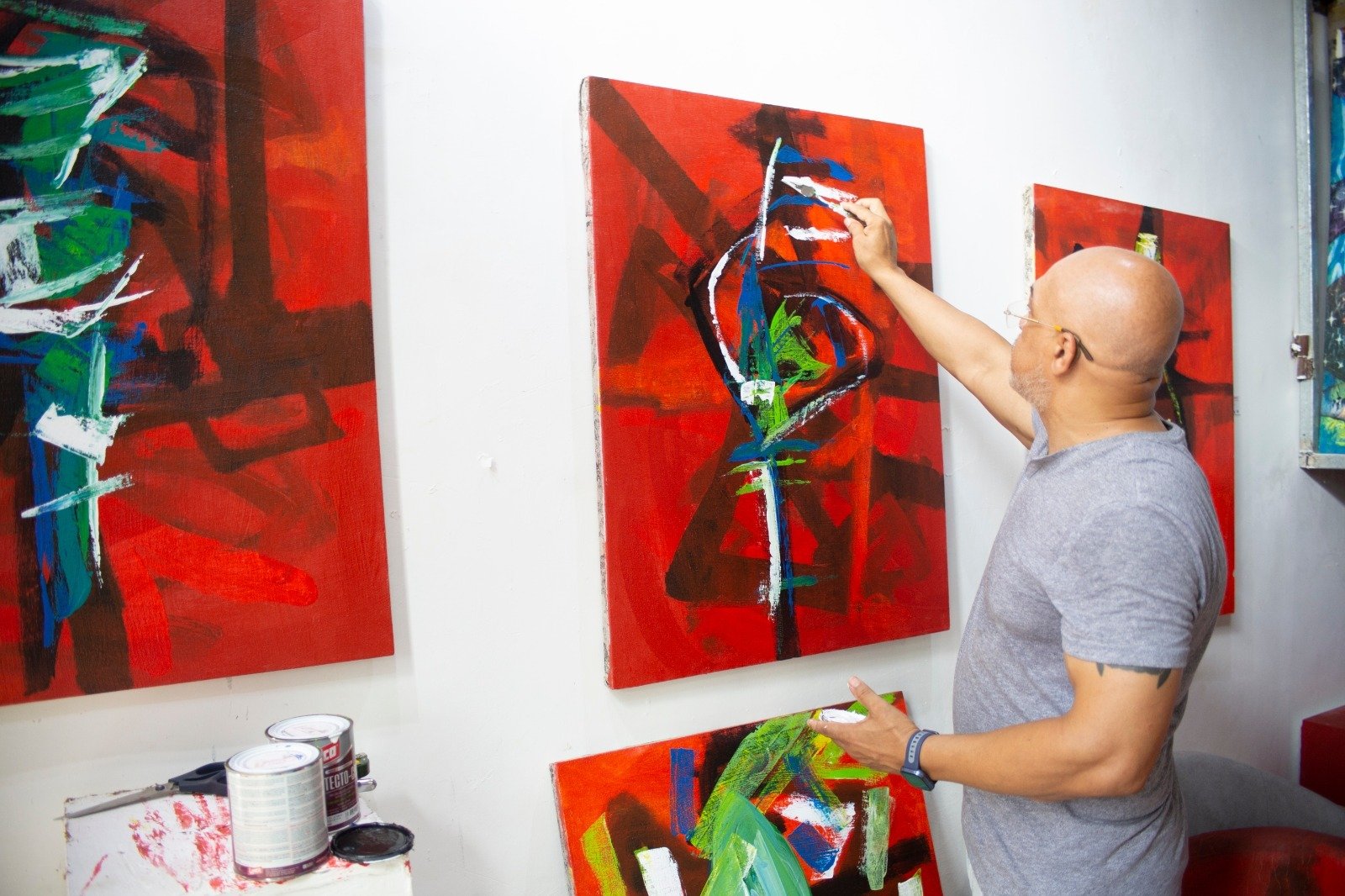 Víctor Martínez presenta su más reciente propuesta artística en el Museo Abreu: El Equilibrio del Colapso