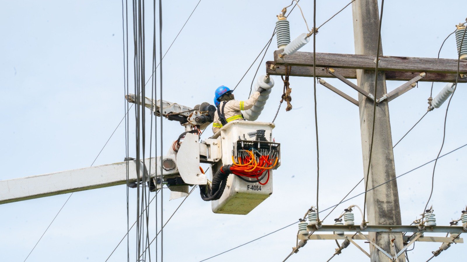 ETED fortalece la red eléctrica en Haina con trabajos en la línea de transmisión 69 kV Haina – Puerto de Haina, hoy sábado