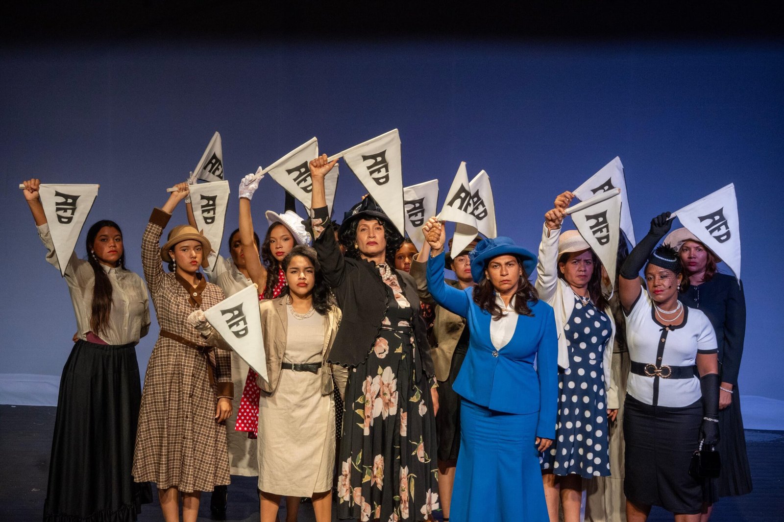 Tribunal falla a favor de Studio Teatro Wendy Queliz y ordena frenar interferencias de Ylonka Nacidit Perdomo