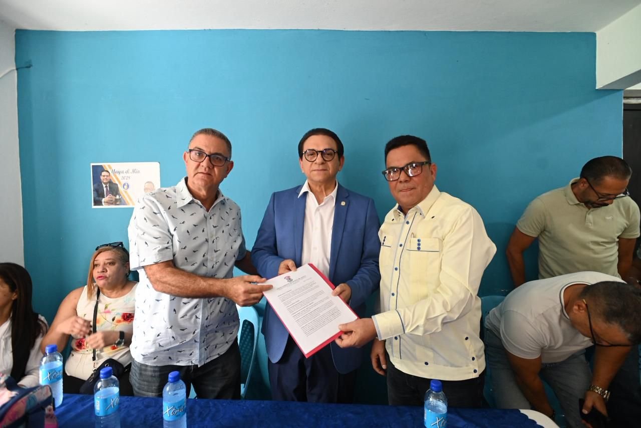 Senador Rivera se reúne con líderes y autoridades de Jánico para conocer demandas del municipio