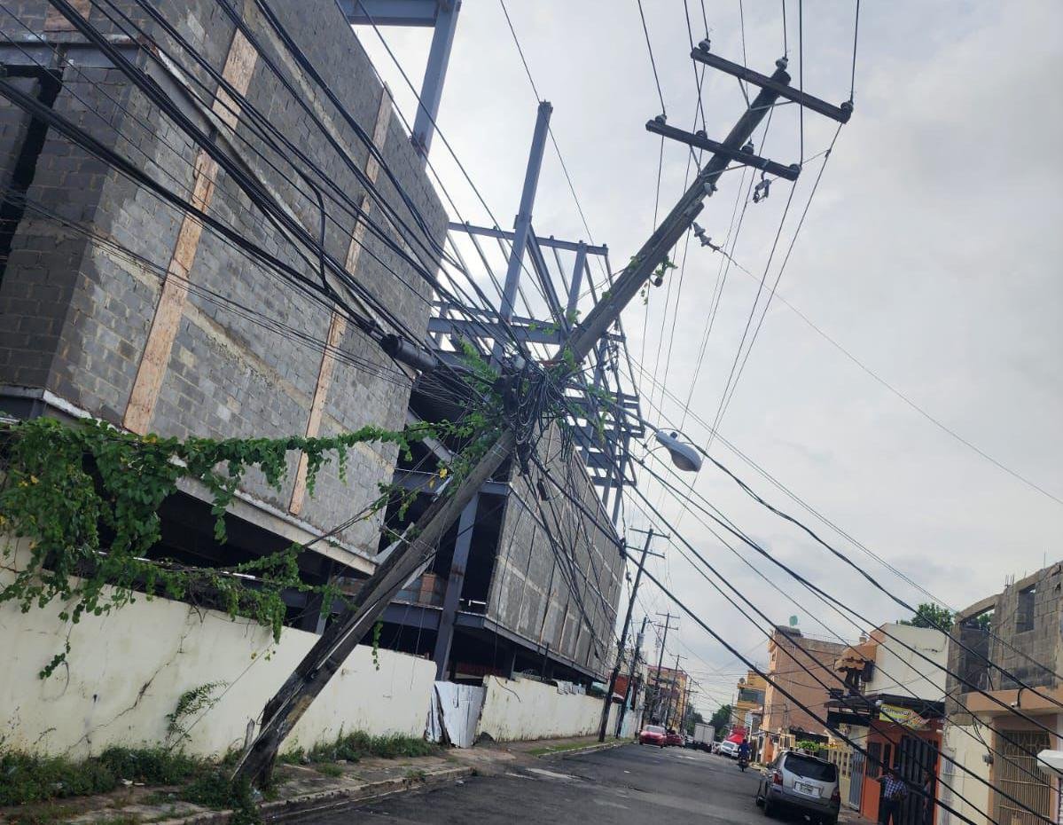 Edeeste informa sobre avería provocada por impacto de vehículo en poste de tendido eléctrico en los circuitos INVI04 y RCL San Isidro