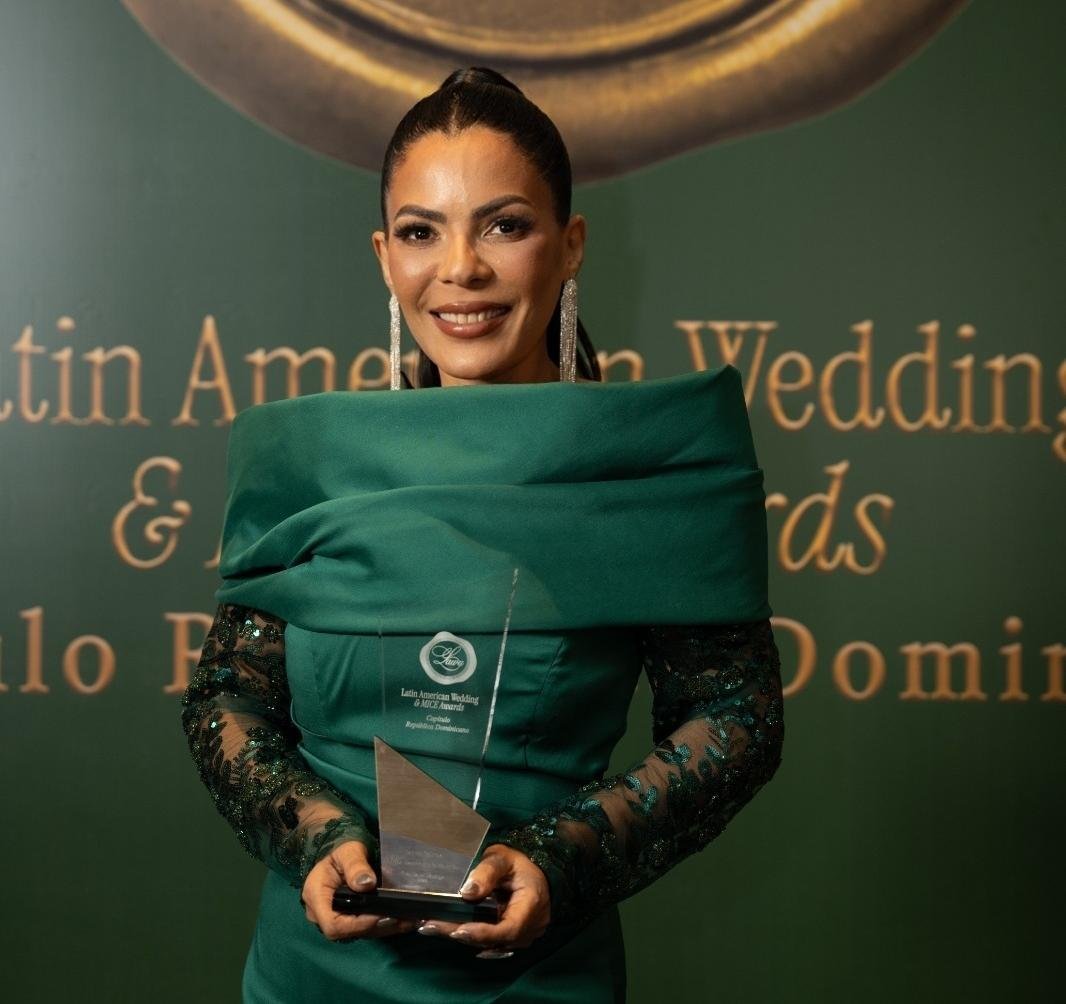 Raquel Cabrera se alza con el galardón como la Mejor Maestra de Ceremonias de Gran Santo Domingo en los Premios LAWA 2026