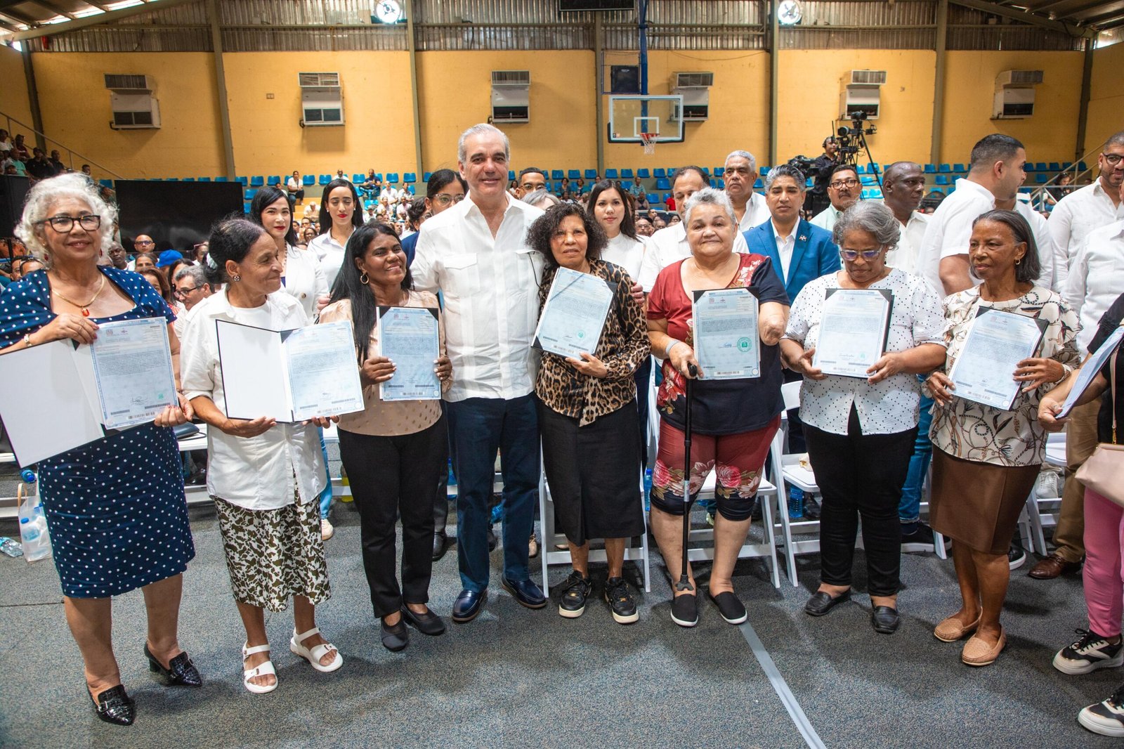 Presidente Luis Abinader entrega en Haina 1,279 títulos de propiedad y beneficia 6,385 personas