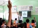 Milton Morrison imparte clases de educación vial a estudiantes de 6to de bachillerato
