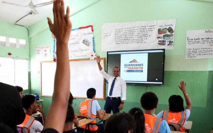 Milton Morrison imparte clases de educación vial a estudiantes de 6to de bachillerato