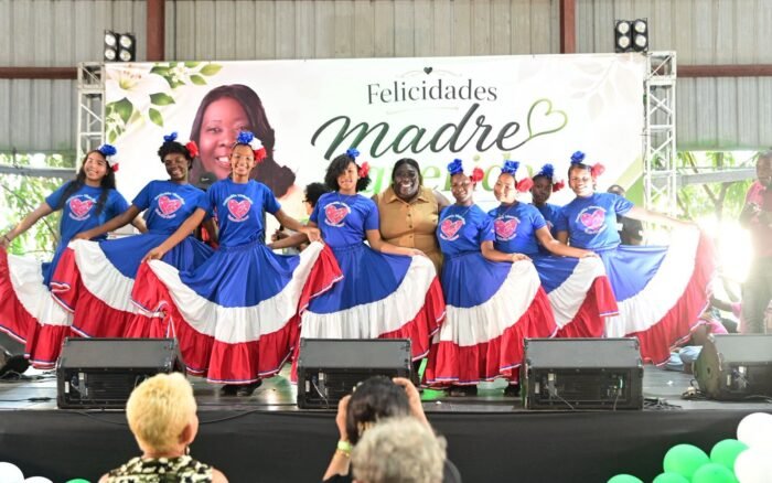 Dulce Rojas agasaja a las madres de Santo Domingo Norte con emotiva celebración