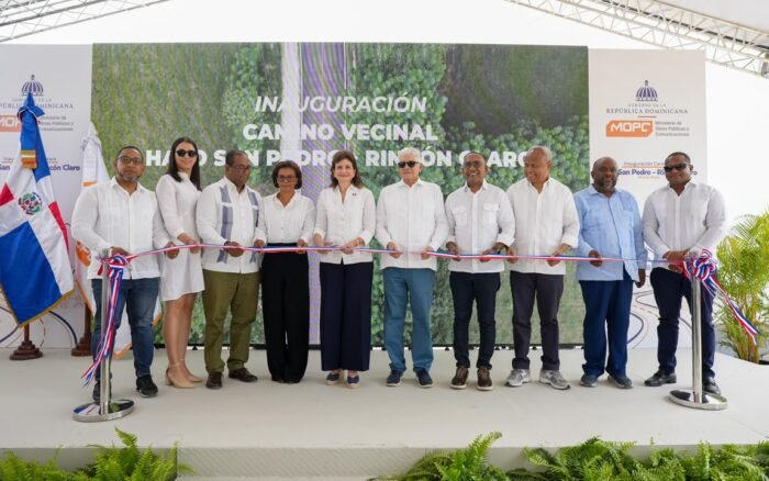 Raquel Peña entrega carreteras Monte Plata–Cevicos y San Pedro-Rincón Claro
