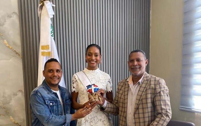 Miss Monte Plata, Gabriela Fabián, recibe respaldo de artesanos y autoridades locales rumbo 