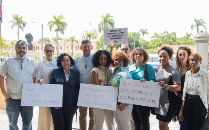 Colectivo Migración y Derechos Humanos entrega 1,000 firmas al presidente Abinader y exige retirar el protocolo migratorio en hospitales
