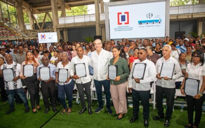 Presidente Abinader entrega 1,099 títulos de propiedad que benefician a más de 4,000 personas de Villa Linda, Palmarejo y Pantoja; garantiza seguridad jurídica y un ahorro de RD$87 millones