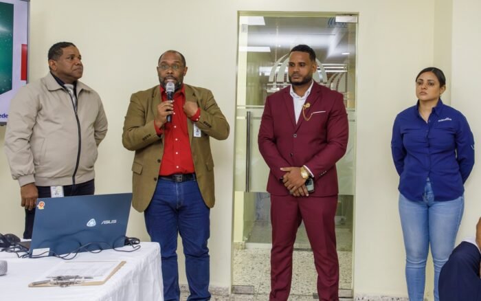 Edeeste imparte charla sobre eficiencia energética a periodistas y dueños de medios de Monte Plata; generan vínculo directo