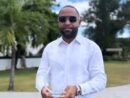 Luis Montero recibe reconocimiento por su compromiso con la educación y el liderazgo juvenil en Haina