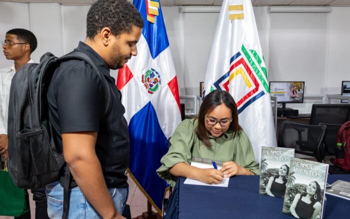 Locutora Francisca Frías hace lanzamiento de su primer libro «Pensamientos» en la Universidad del Caribe