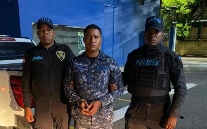 Policía Nacional entrega a la justicia al agente involucrado en la muerte de joven en sector de Herrera