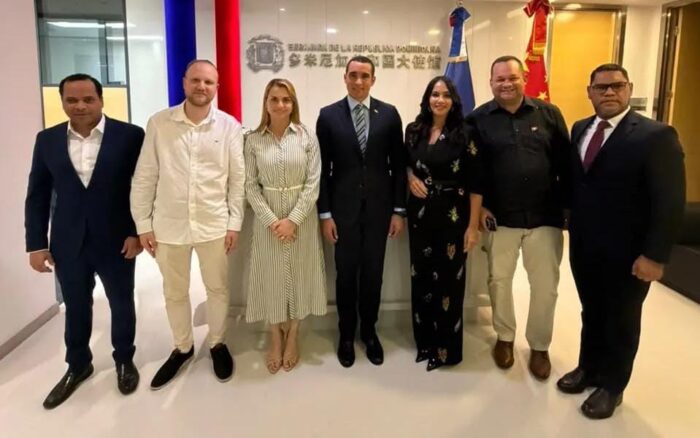 Embajador José Gómez recibe en China a delegación dominicana que participa en programa internacional sobre turismo sostenible