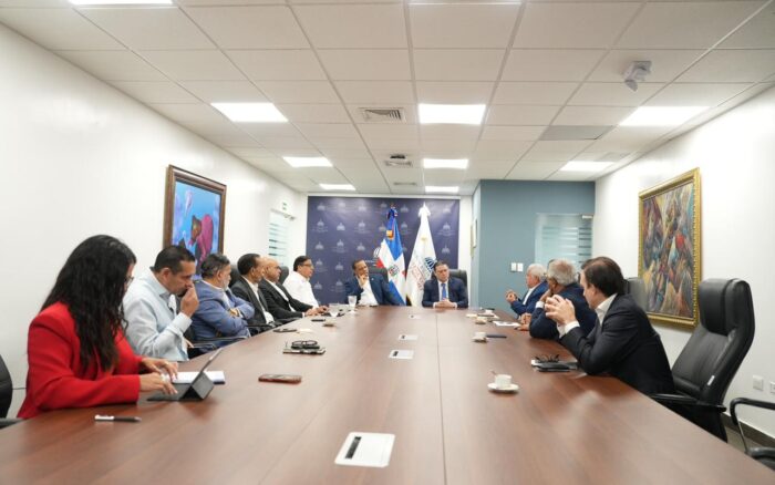 Ministro Yayo Sanz Lovatón instala mesa de diálogo con Adanegas para abordar comisiones por pagos con tarjetas