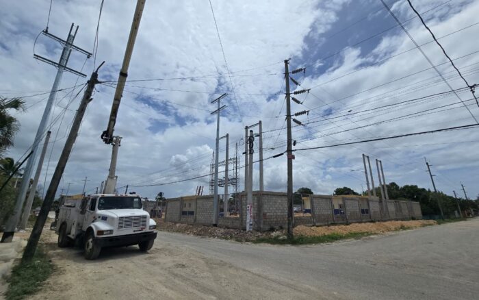 EDEESTE ejecuta trabajos de reconfiguración de red y puesta en servicio de nuevos circuitos en La Caleta