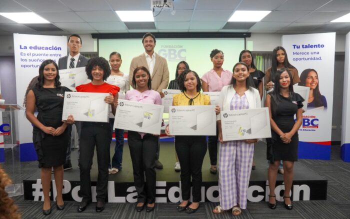 Raymond Rodríguez entrega laptops a 56 estudiantes meritorios mediante la Fundación GBC