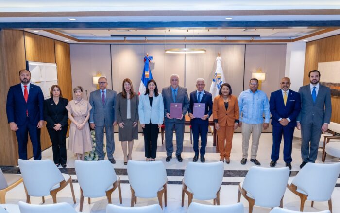 Senado firma alianza con UNAPEC para fortalecer formación de su personal y servicios bibliotecarios
