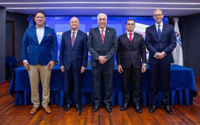 El economista Opinio Alvarez Betancourt presenta obra que recoge 40 años de pensamiento económico dominicano en la Universidad APEC