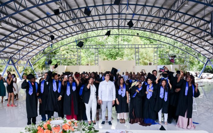 Fellito Suberví encabeza graduación de 24 nuevos bachilleres técnicos del Liceo CAASD