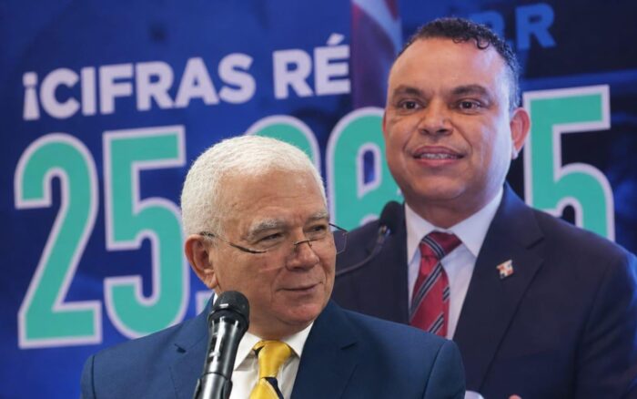 Tomás Hernández Alberto felicita al Dr. Julio César Landrón por los resultados alcanzados en el SNS