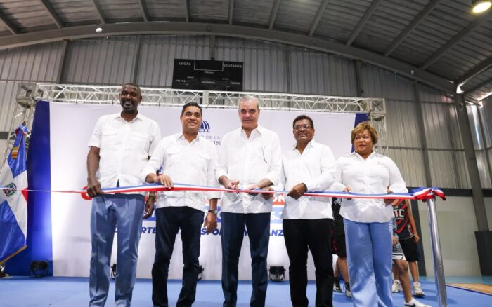 Presidente Abinader y ministro Kelvin Cruz entregan multiuso Dante Lemonier en Los Alcarrizos