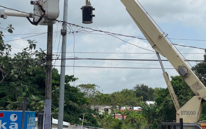 Edeeste robustece la estabilidad del servicio eléctrico con la instalación de nuevas redes y un transformador en el sector INVI de Yamasá