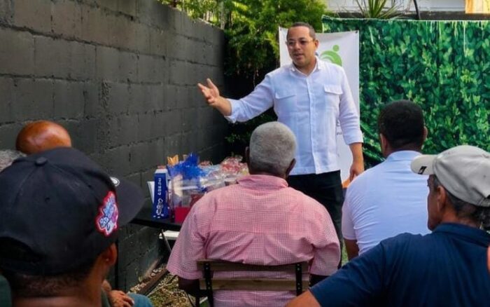 Movimiento MIVOS y abogado Máximo Miñoso agasajan a padres en Santo Domingo Este