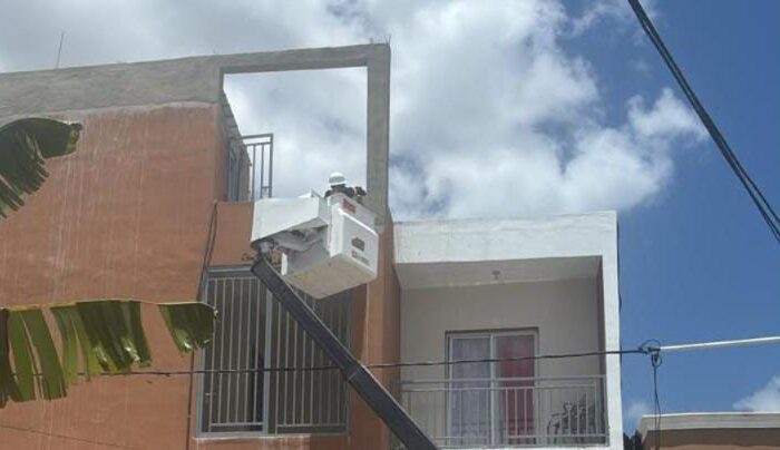 EDEESTE desmantela por tercera ocasión conexión irregular en edificio del sector Los Sotos, Higüey