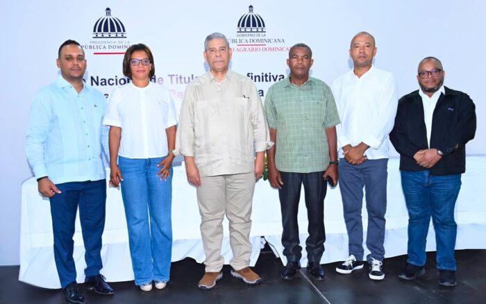 Después de hasta 55 años de espera, miles de parceleros de Monte Plata inician el camino hacia su título definitivo