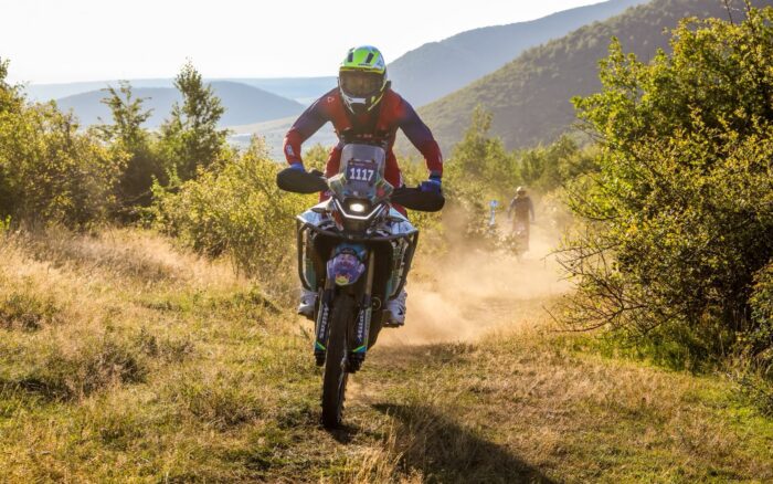 Piloto dominicano René Columna hace historia al conquistar el Red Bull Romaniacs 2026 en la categoría ADV Core