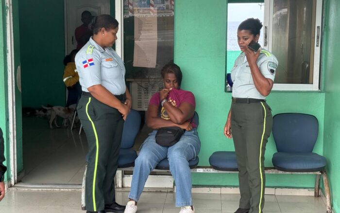 Agente de la DIGESETT identifica a mujer reportada como desaparecida tras encontrarla desorientada