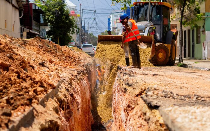 Fellito Suberví inspecciona obras en las “villas” y pide paciencia a comerciantes y residentes