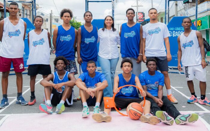 Ministerio de la Juventud acerca servicios y oportunidades a jóvenes de Villa Francisca