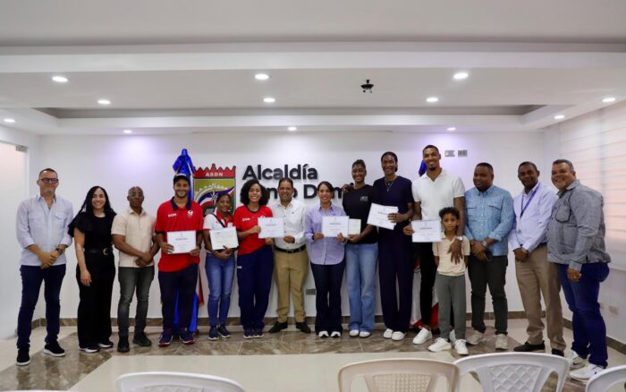 Alcaldesa Betty Gerónimo reconoce y premia a atletas de Santo Domingo Norte por sus medallas en los Juegos 2026