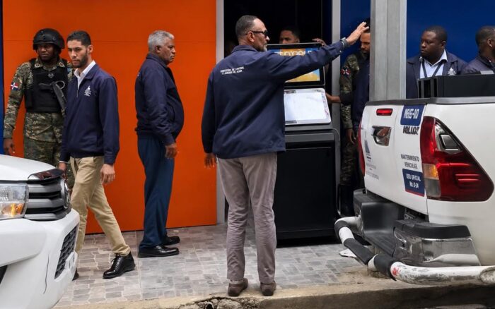 Ministerio de Hacienda fiscaliza Agencias Hípicas y decomisa tragamonedas irregulares en Yamasá